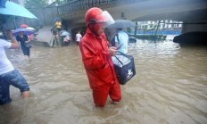 B体育-比赛中突发暴雨，裁判临时中断比赛